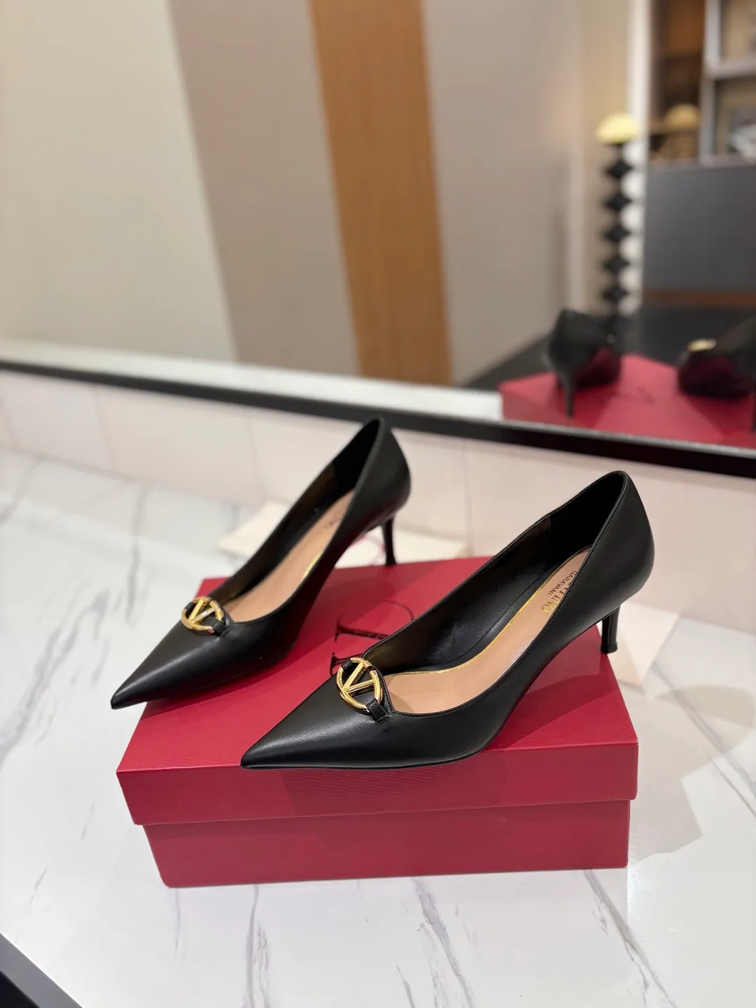 💕💕Factory direct selling price p520💕💕 VALENTINO’s hottest new high-heeled shoes, latest logo buckle, perfect combination with sexy pointed toe❤️‍🔥❤️‍🔥❤️‍🔥❤️‍🔥It is simply the pinnacle of summer fashion💖💖💖💖original replica Upper: patent leather, subleather Outsole: Italian leather outsole Heel height: 6.5cm Size: 35-39 (40 41 42 customized, non-refundable and non-exchangeable)